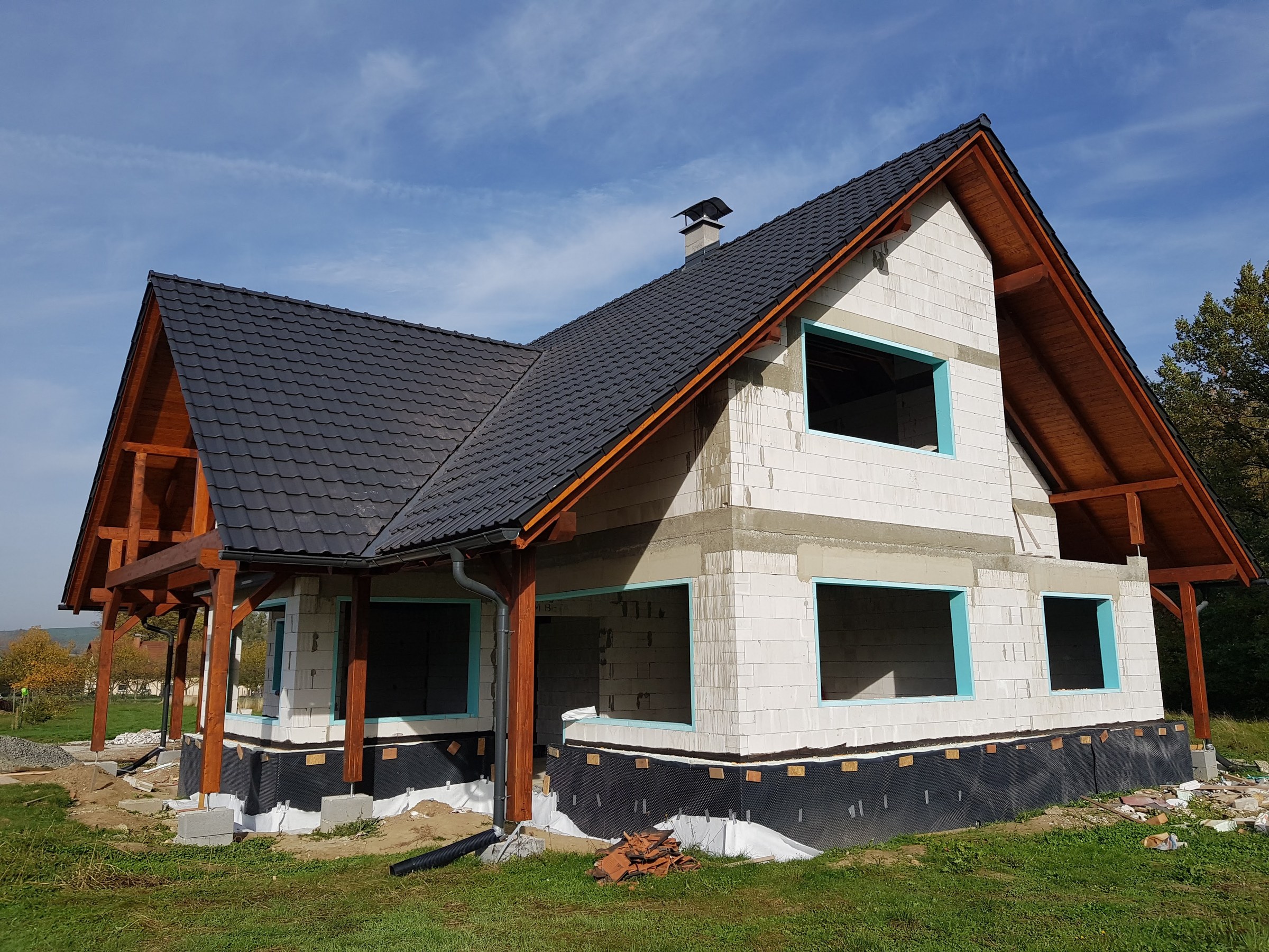Nová střecha s dřevěnou verandou